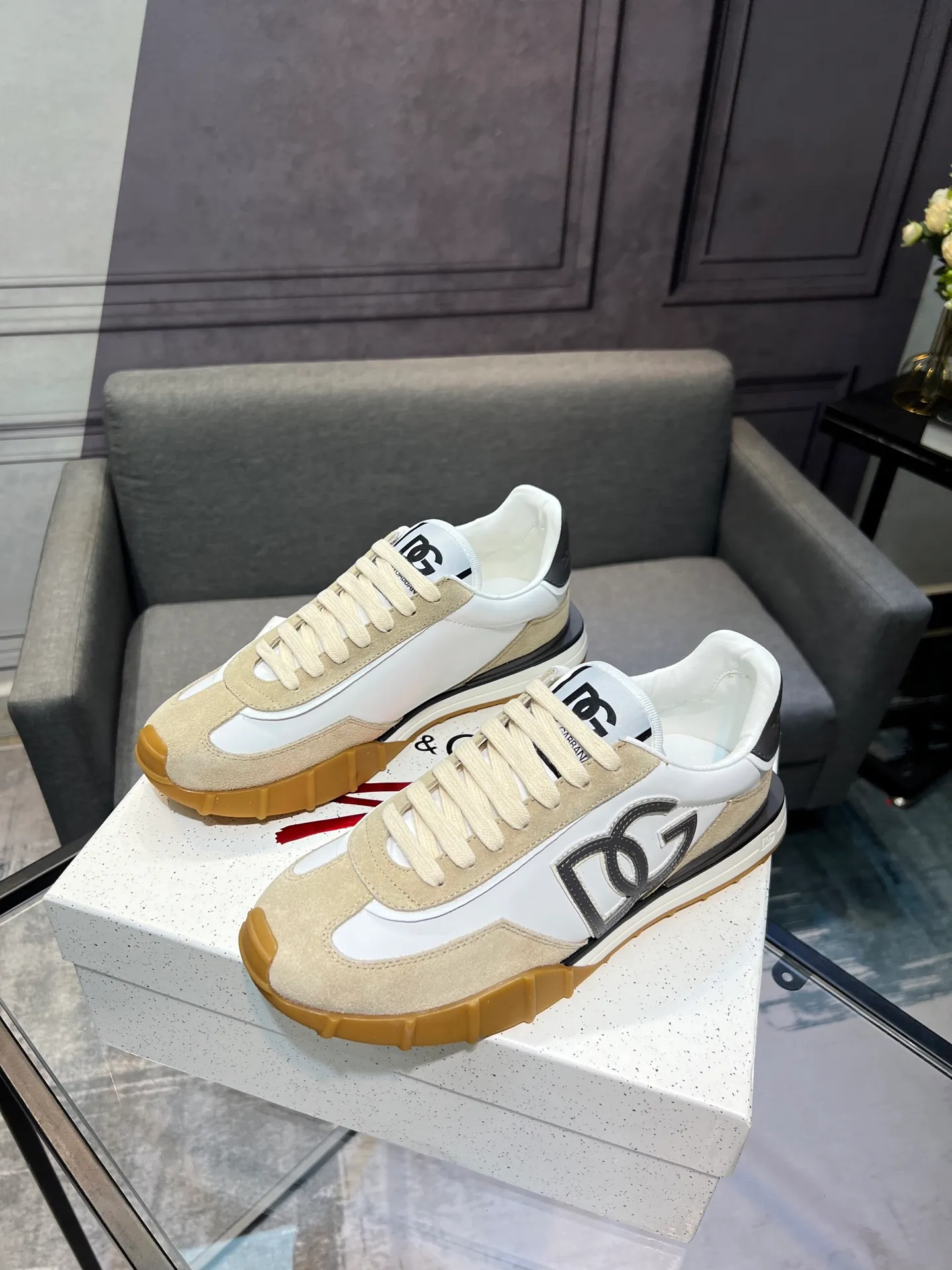 Men's shoes 💰560 Dolce&Gabbana D&G's latest casual sports shoes. Original purchase, development and production. DG's latest explosion. The tongue has the brand's iconic details. It is fashionable and versatile and can add luster to various looks. Create an exquisite design with unique dynamic vitality and modern atmosphere, showing modern and elegant style. Exquisite packaging at the delivery counter🛍📦 ▪️Fabric: Original customized cowhide, lining: Original customized breathable lining, Size: Men's 38-44 (45 46 customized)